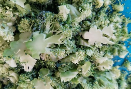 Фото шага рецепта Карри суп с кальмаром и брокколи 152305 шаг 3