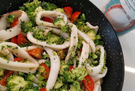 Фото шага рецепта Карри суп с кальмаром и брокколи 152305 шаг 4