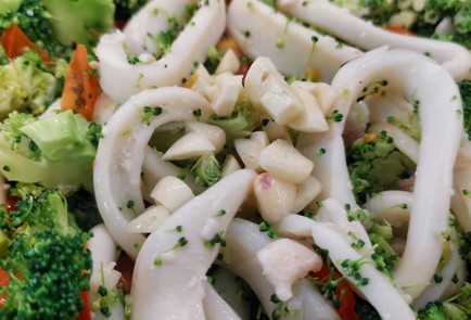 Фото шага рецепта Карри суп с кальмаром и брокколи 152305 шаг 5