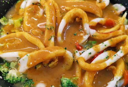 Фото шага рецепта Карри суп с кальмаром и брокколи 152305 шаг 6