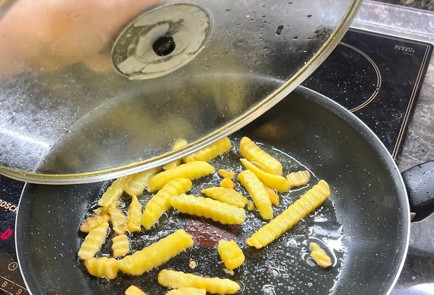 Фото шага рецепта Картофель фри на сковороде 186973 шаг 2  