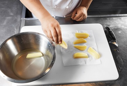 Фото шага рецепта Картофель фри 138559 шаг 2  