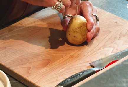 Фото шага рецепта Картофель хассельбак 187463 шаг 2  