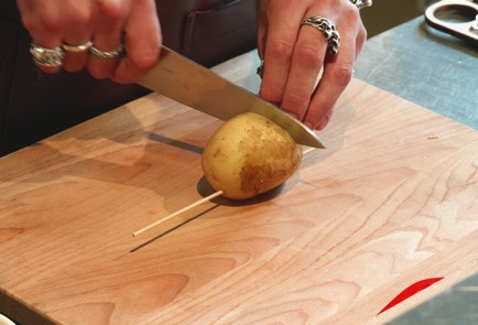 Фото шага рецепта Картофель хассельбак 187463 шаг 3  