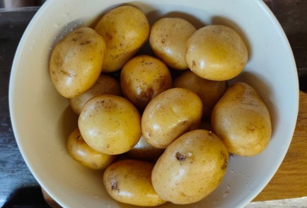 Фото шага рецепта Картофель подеревенски с кунжутом 174414 шаг 1  