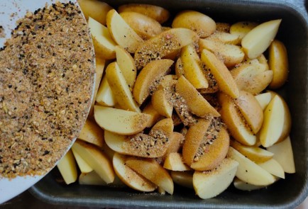 Фото шага рецепта Картофель подеревенски с кунжутом 174414 шаг 6  