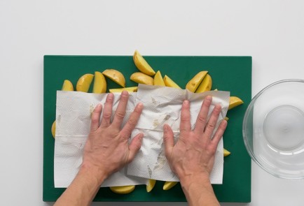 Фото шага рецепта Картофель подеревенски с соусом 151669 шаг 2  