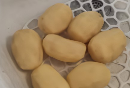 Фото шага рецепта Картофель подеревенски с укропом 152636 шаг 2