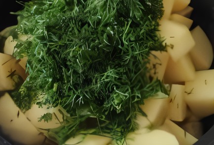 Фото шага рецепта Картофель подеревенски с укропом 152636 шаг 5