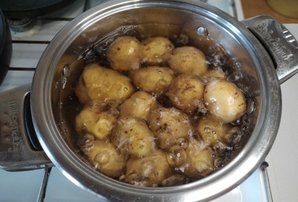 Фото шага рецепта Картофель подеревенски 188188 шаг 2