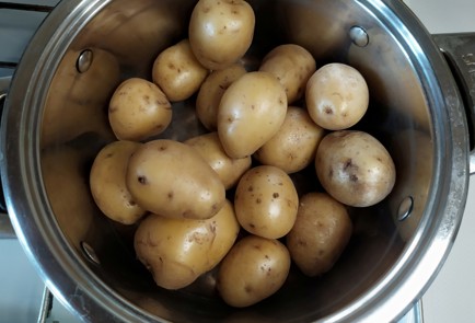 Фото шага рецепта Картофель подеревенски 188188 шаг 3