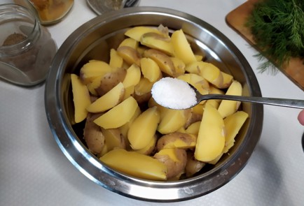 Фото шага рецепта Картофель подеревенски 188188 шаг 5