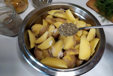 Фото шага рецепта Картофель подеревенски 188188 шаг 6