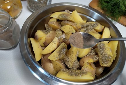 Фото шага рецепта Картофель подеревенски 188188 шаг 7