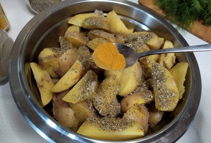 Фото шага рецепта Картофель подеревенски 188188 шаг 8