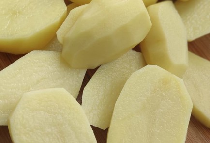 Фото шага рецепта Картофель с чесноком в духовке 173506 шаг 2  