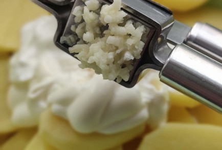 Фото шага рецепта Картофель с чесноком в духовке 173506 шаг 8  