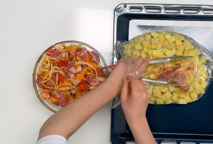 Фото шага рецепта Картофель с мясом в духовке 140793 шаг 7  