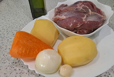 Фото шага рецепта Картофель тушенный с говядиной 190094 шаг 1  