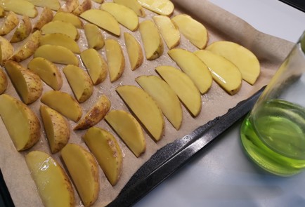 Фото шага рецепта Картофель в духовке 191152 шаг 3  