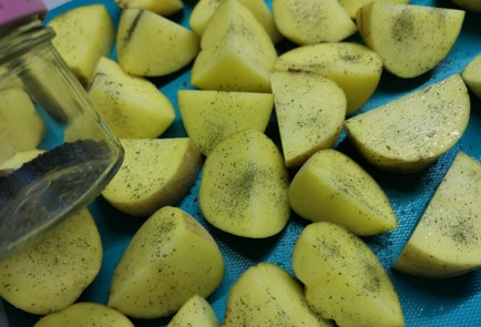 Фото шага рецепта Картофель запеченный в фольге 191225 шаг 2  