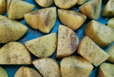 Фото шага рецепта Картофель запеченный в фольге 191225 шаг 3  