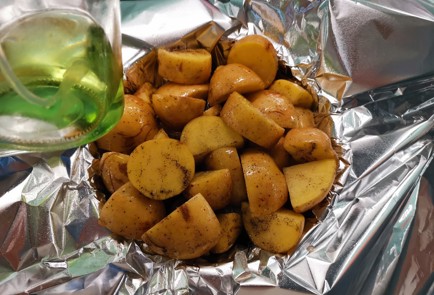 Фото шага рецепта Картофель запеченный в фольге 191225 шаг 4  