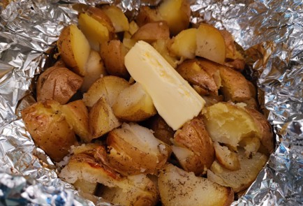 Фото шага рецепта Картофель запеченный в фольге 191225 шаг 8  