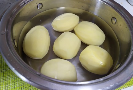 Фото шага рецепта Картофельная запеканка в духовке с бужениной 189743 шаг 1