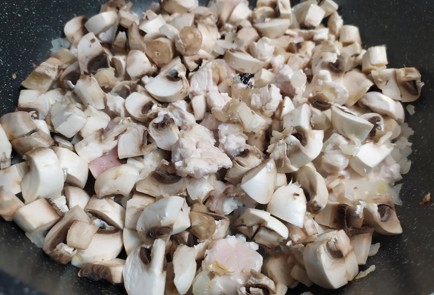 Фото шага рецепта Картофельная запеканка с грибами 190520 шаг 2  