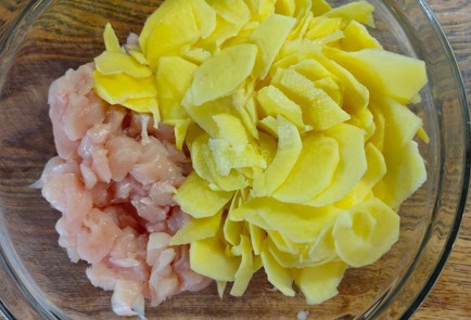 Фото шага рецепта Картофельнокуриная запеканка на сковороде 175087 шаг 4  