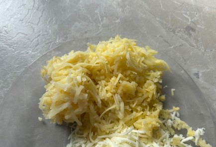 Фото шага рецепта Картофельносырные лепешки 189762 шаг 2  