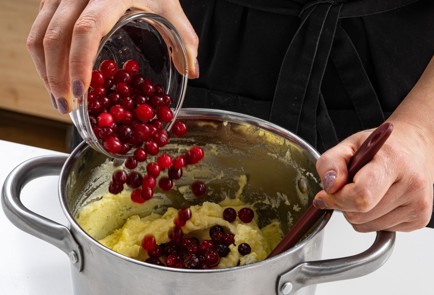 Фото шага рецепта Картофельное пюре с клюквой 175440 шаг 8  