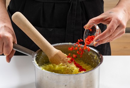 Фото шага рецепта Картофельное пюре с лаймом и чили 175439 шаг 9  