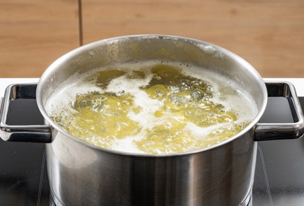 Фото шага рецепта Картофельное пюре с печеным чесноком и оливковым маслом 175438 шаг 3  