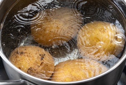 Фото шага рецепта Картофельное пюре с васаби и шпинатом 175436 шаг 2  