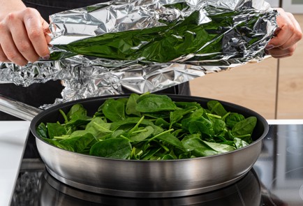 Фото шага рецепта Картофельное пюре с васаби и шпинатом 175436 шаг 5  