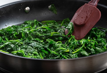 Фото шага рецепта Картофельное пюре с васаби и шпинатом 175436 шаг 6  