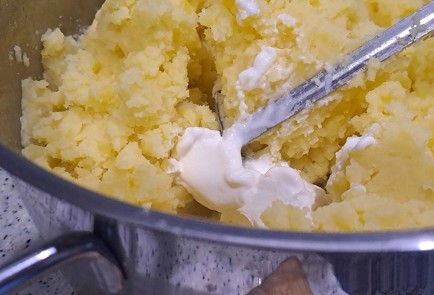 Фото шага рецепта Картофельное пюре со сметаной 190410 шаг 9  