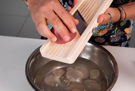 Фото шага рецепта Картофельные чипсы с чесноком 137498 шаг 1  