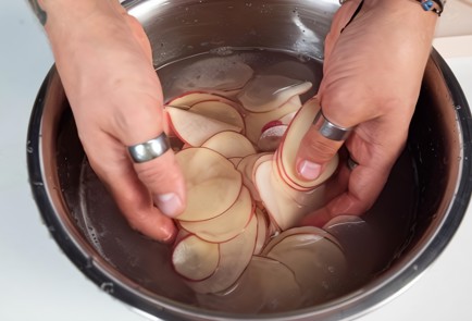 Фото шага рецепта Картофельные чипсы с чесноком 137498 шаг 2  