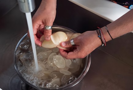 Фото шага рецепта Картофельные чипсы с чесноком 137498 шаг 3  