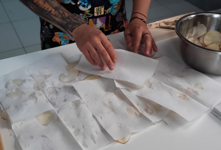 Фото шага рецепта Картофельные чипсы с чесноком 137498 шаг 4  