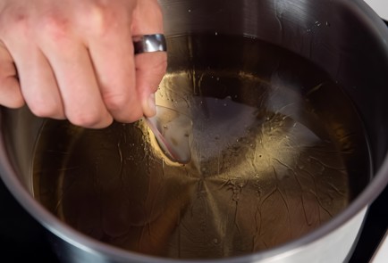 Фото шага рецепта Картофельные чипсы с чесноком 137498 шаг 5  