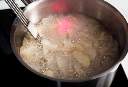 Фото шага рецепта Картофельные чипсы с чесноком 137498 шаг 6  