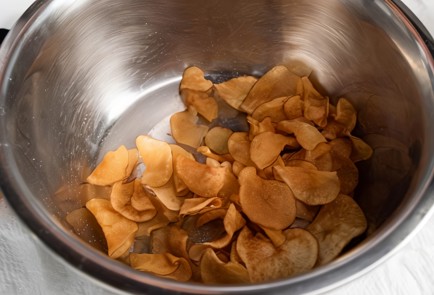 Фото шага рецепта Картофельные чипсы с чесноком 137498 шаг 7  