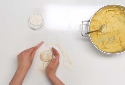 Фото шага рецепта Картофельные котлеты на растительном масле 45009 шаг 4  