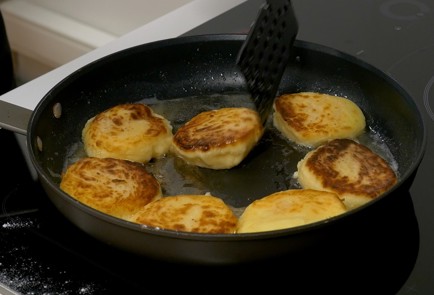 Фото шага рецепта Картофельные котлеты на растительном масле 45009 шаг 6  