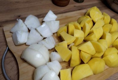 Фото шага рецепта Картофельные лепешки с зеленью 190125 шаг 2  