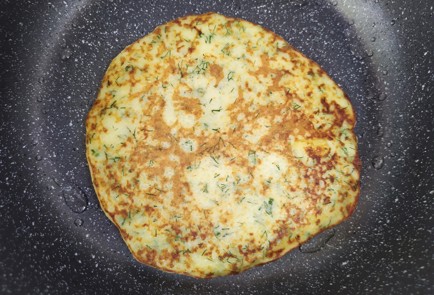 Фото шага рецепта Картофельные лепешки с зеленью 190125 шаг 9  